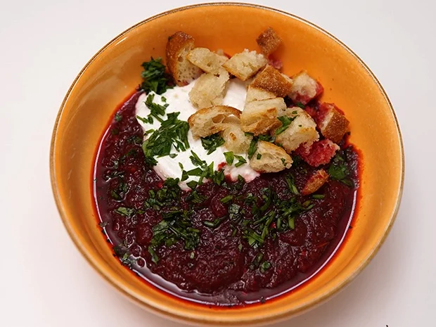 Rezept: Herzhafte Rote Bete-Kaltschale mit Gartenkräutern Bild Nr. 2 Herzhafte Rote Bete-Kaltschale mit Gartenkräutern - Rezept - Bild Nr. 2