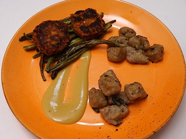 Rezept: Linsenpuffer mit Kartoffelgnocchi, frittierte grünen Bohnen und süßer Senf-Dip Bild Nr. 14689 Linsenpuffer mit Kartoffelgnocchi, frittierte grünen Bohnen und süßer Senf-Dip - Rezept - Bild Nr. 14689