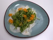 Carpaccio von dem Kohlrabi in Symbiose mit zitrischer Vinaigrette, Rucola und Orangenfile - Rezept - Bild Nr. 14689