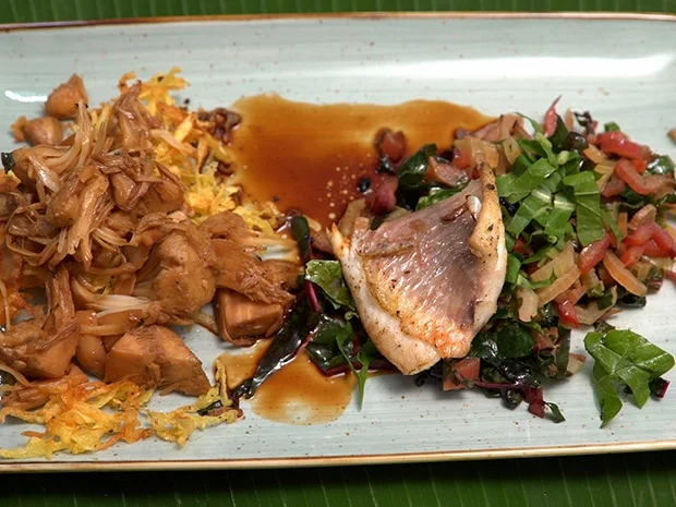 Strohschwein mit Hat-Soi auf Einstreu und Barsch mit Gewässerpflanzen - Rezept - Bild Nr. 2