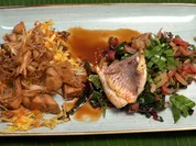 Strohschwein mit Hat-Soi auf Einstreu und Barsch mit Gewässerpflanzen - Rezept - Bild Nr. 2