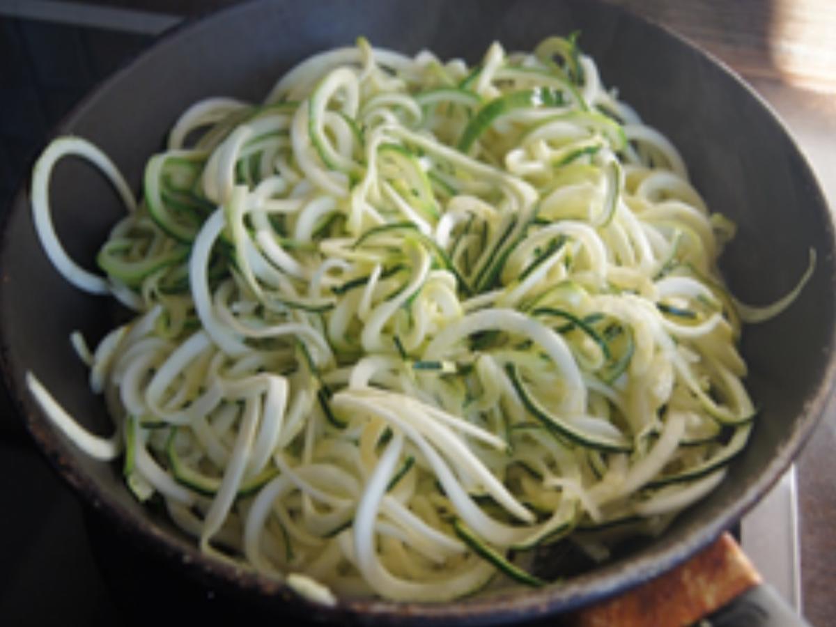Seelachsfilet paniert in knuspriger Panade mit Zucchini Spaghetti - Rezept - Bild Nr. 14706