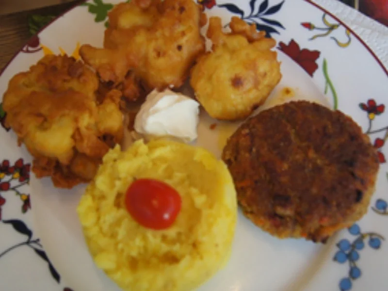 Frittierter Blumenkohl im Bierteig mit Möhrenbuletten und Kartoffelstampf - Rezept - Bild Nr. 14698
