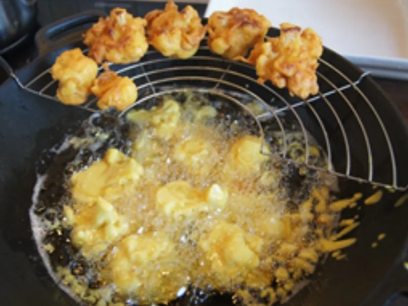 Frittierter Blumenkohl im Bierteig mit Möhrenbuletten und Kartoffelstampf - Rezept - Bild Nr. 14704