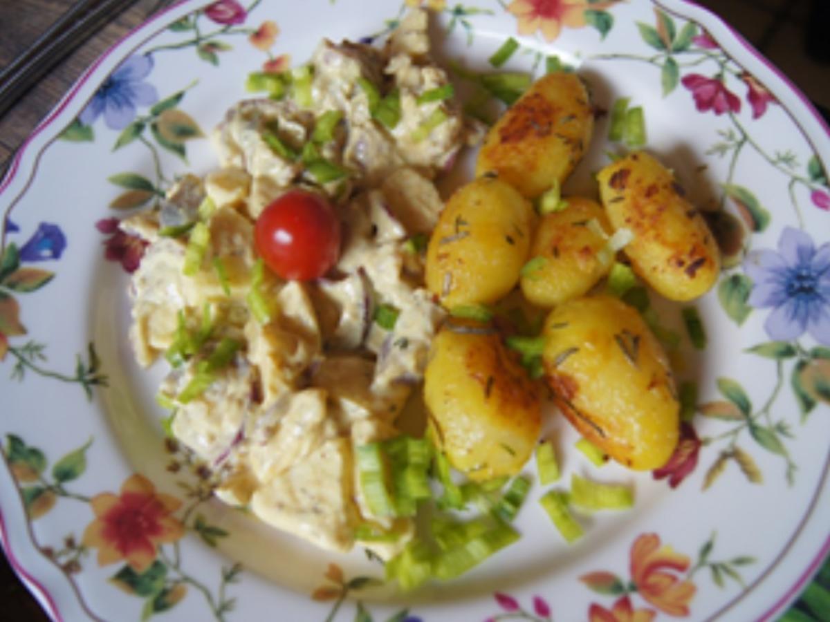 Matjesfilet in Apfel-Zwiebel-Curry-Sauce mit gebratenen Rosmarin-Pellkartoffel-Drillingen - Rezept - Bild Nr. 2