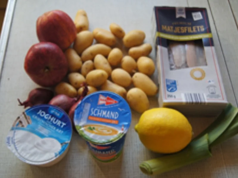 Matjesfilet in Apfel-Zwiebel-Curry-Sauce mit gebratenen Rosmarin-Pellkartoffel-Drillingen - Rezept - Bild Nr. 3