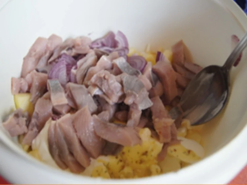 Matjesfilet in Apfel-Zwiebel-Curry-Sauce mit gebratenen Rosmarin-Pellkartoffel-Drillingen - Rezept - Bild Nr. 7