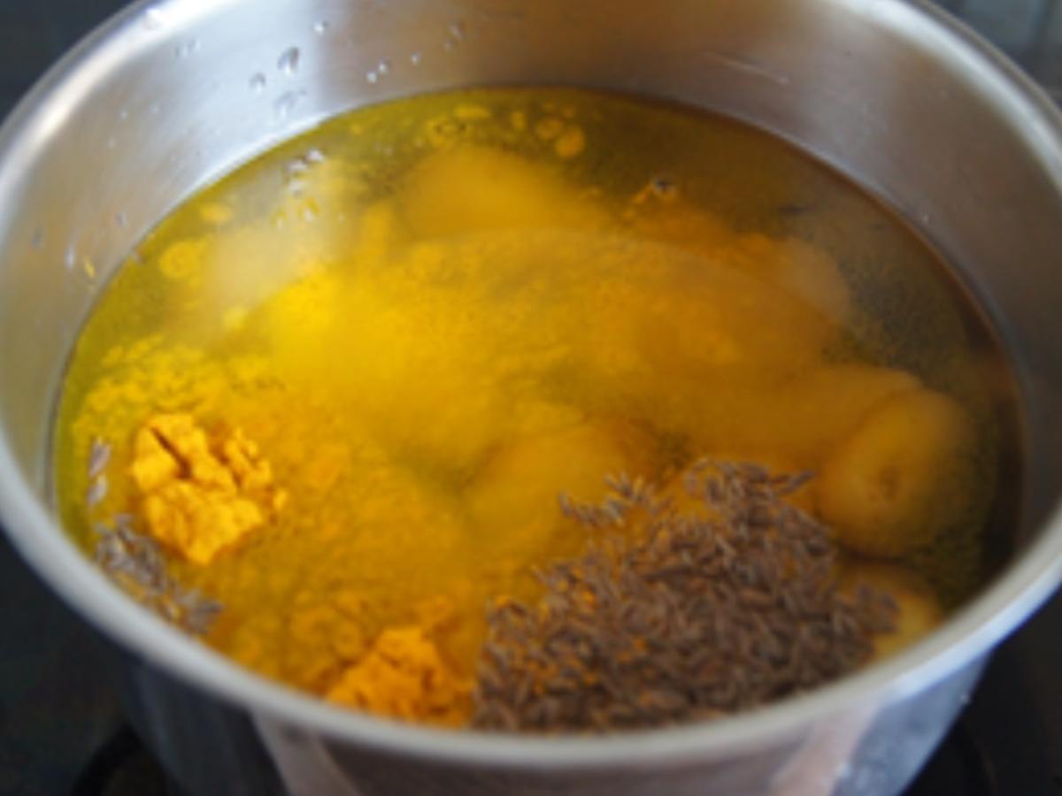 Matjesfilet in Apfel-Zwiebel-Curry-Sauce mit gebratenen Rosmarin-Pellkartoffel-Drillingen - Rezept - Bild Nr. 10