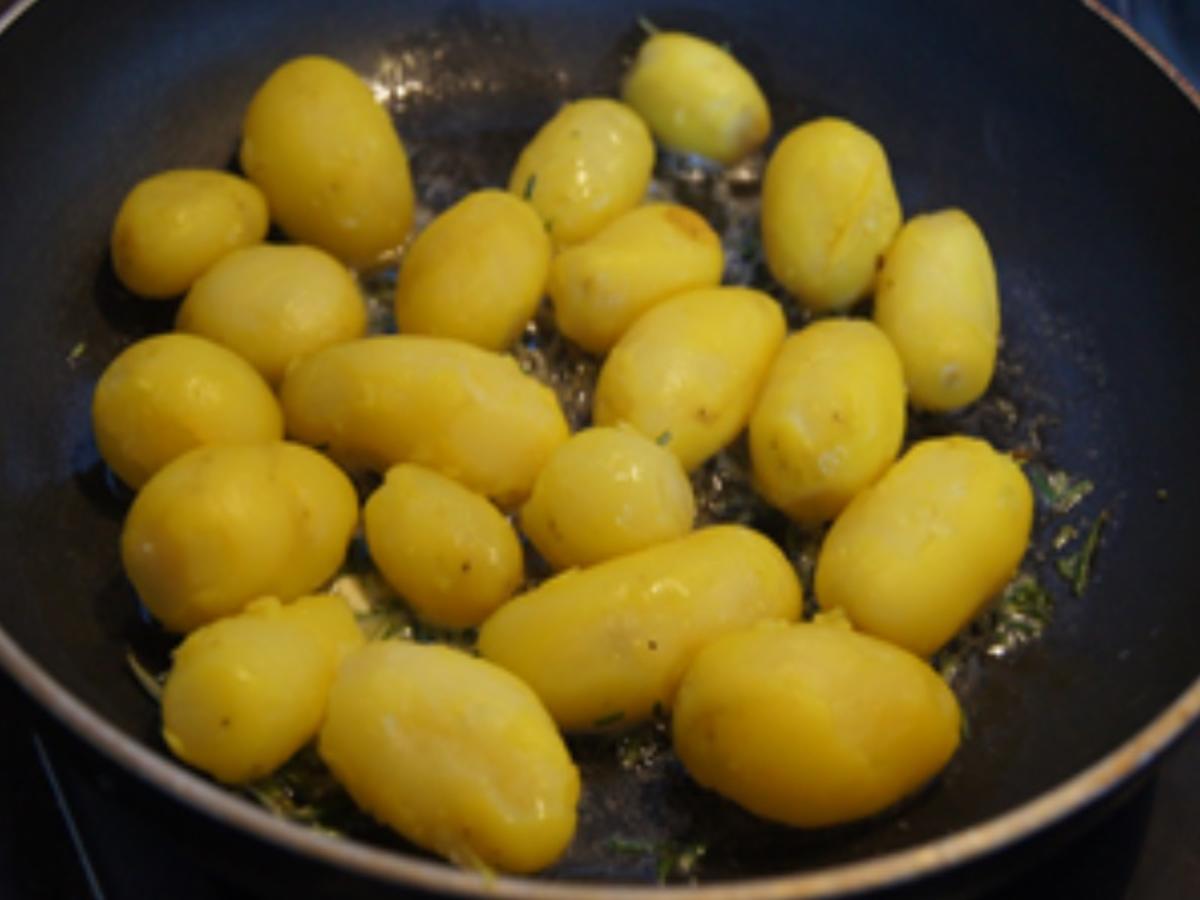 Matjesfilet in Apfel-Zwiebel-Curry-Sauce mit gebratenen Rosmarin-Pellkartoffel-Drillingen - Rezept - Bild Nr. 12