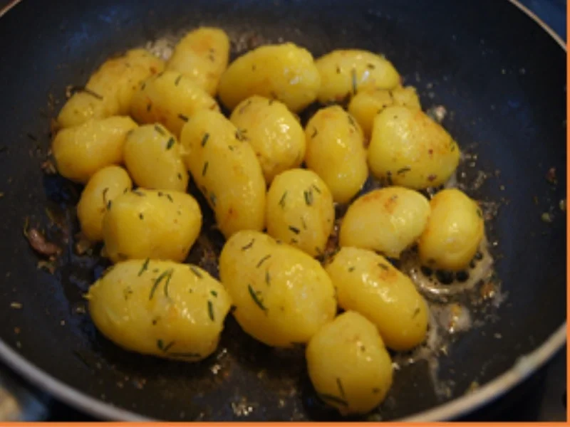 Matjesfilet in Apfel-Zwiebel-Curry-Sauce mit gebratenen Rosmarin-Pellkartoffel-Drillingen - Rezept - Bild Nr. 13