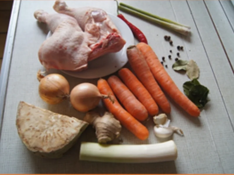 Rezept: Hühnersuppe mit pikanten Eierstich und Gabel Spaghetti Bild Nr. 3 Hühnersuppe mit pikanten Eierstich und Gabel Spaghetti - Rezept - Bild Nr. 3