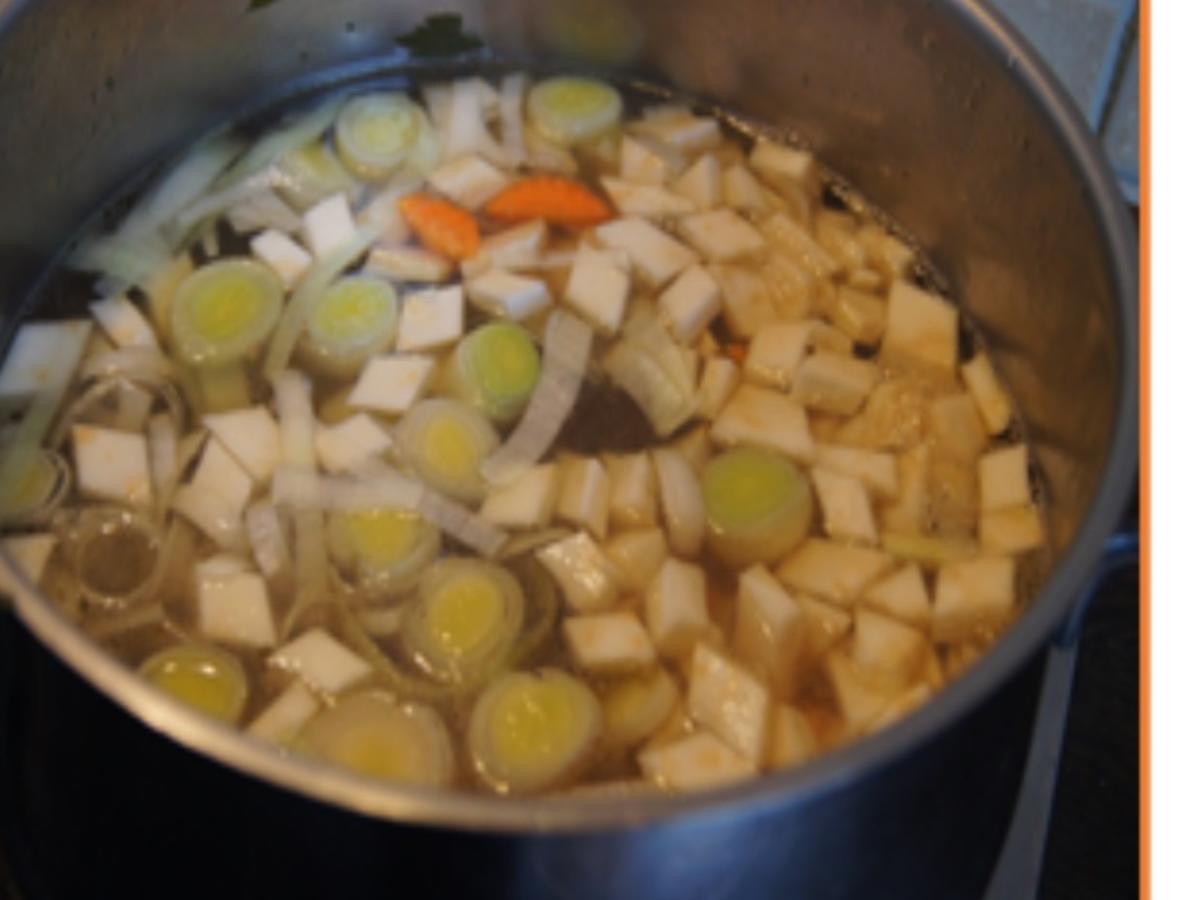 Hühnersuppe mit pikanten Eierstich und Gabel Spaghetti - einfach - von ... Hühnersuppe mit pikanten Eierstich und Gabel Spaghetti - einfach - von ...