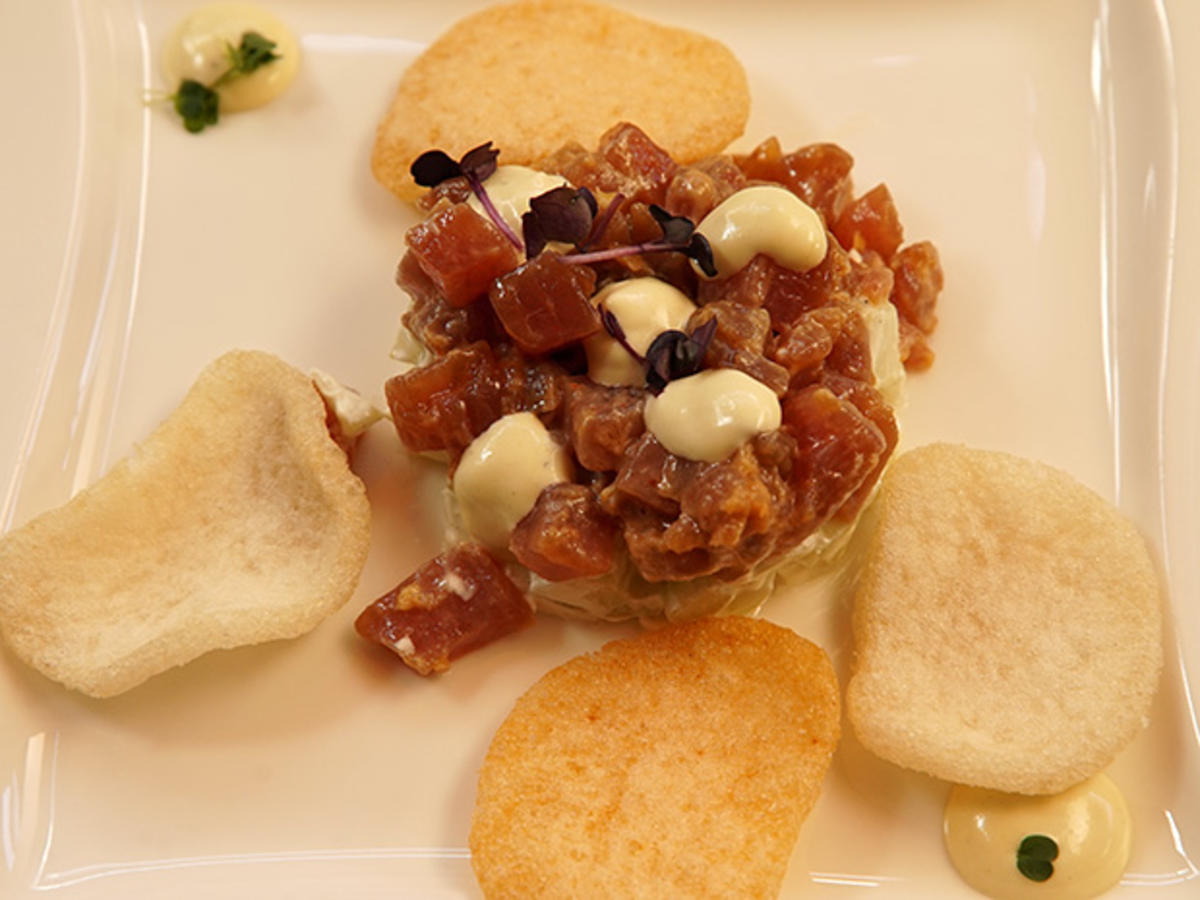 Thunfisch Tatar mit Wasabimayonnaise und Krabbenchips - Rezept - kochbar.de