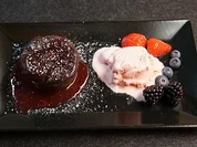 Heißer Schokokuchen vom Grill mit Erdbeereis - Rezept - Bild Nr. 2