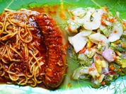 Bratwurst mit Spagetti in Fleischsauce und gemischtem Salat - Rezept - Bild Nr. 14700