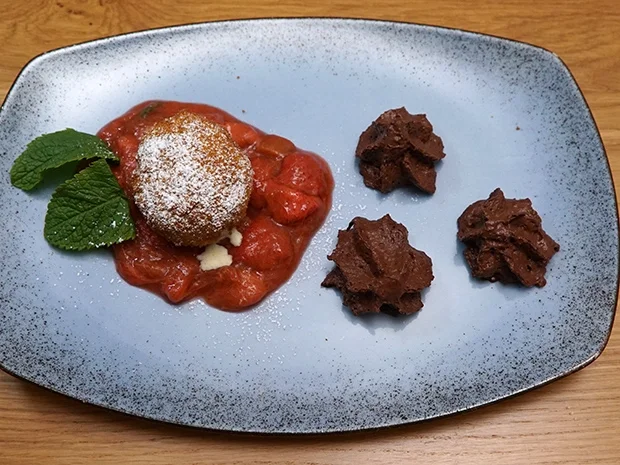 Rezept: Glückseis mit Rhabarber, Erdbeere und Schoko Bild Nr. 2 Glückseis mit Rhabarber, Erdbeere und Schoko - Rezept - Bild Nr. 2