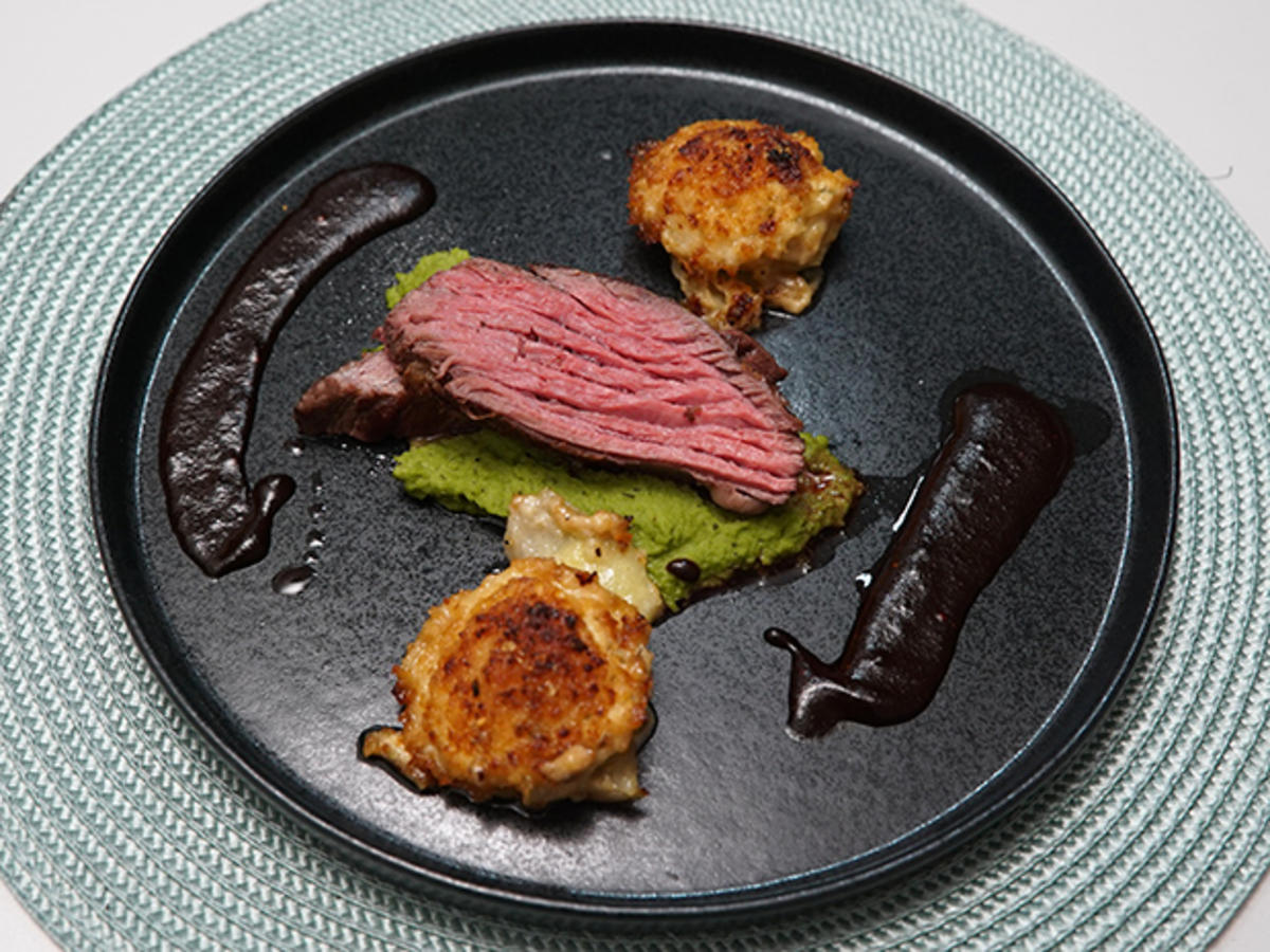 Flap Steak auf Erbsen-Minz-Püree mit Kartoffelgratin-Muffins - Rezept - Bild Nr. 14703