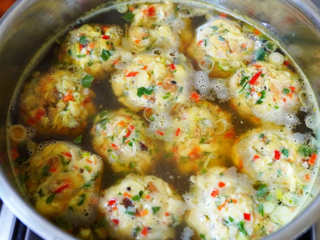 Rezept: Mehringer Festtagsknödelsuppe Bild Nr. 14725 Mehringer Festtagsknödelsuppe - Rezept - Bild Nr. 14725