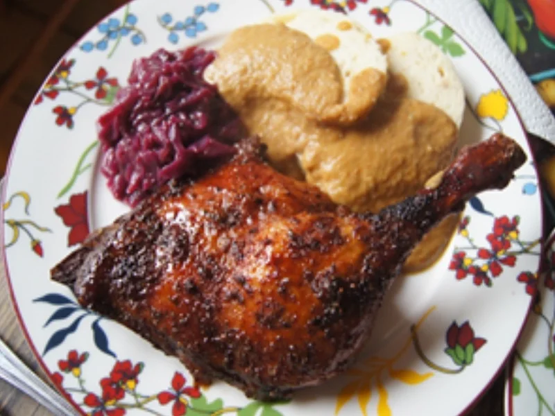 Knusprige Entenkeule mit Sauce, Rotkohl mit Mango und Böhmischen Knödeln - Rezept - Bild Nr. 2