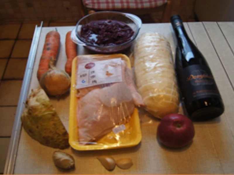 Knusprige Entenkeule mit Sauce, Rotkohl mit Mango und Böhmischen Knödeln - Rezept - Bild Nr. 3