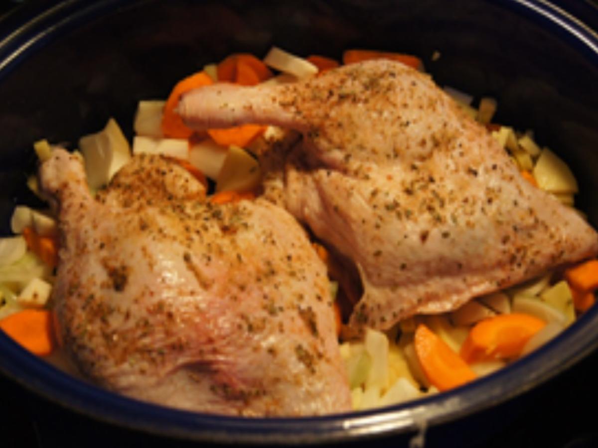 Knusprige Entenkeule mit Sauce, Rotkohl mit Mango und Böhmischen Knödeln Rezept kochbar.de