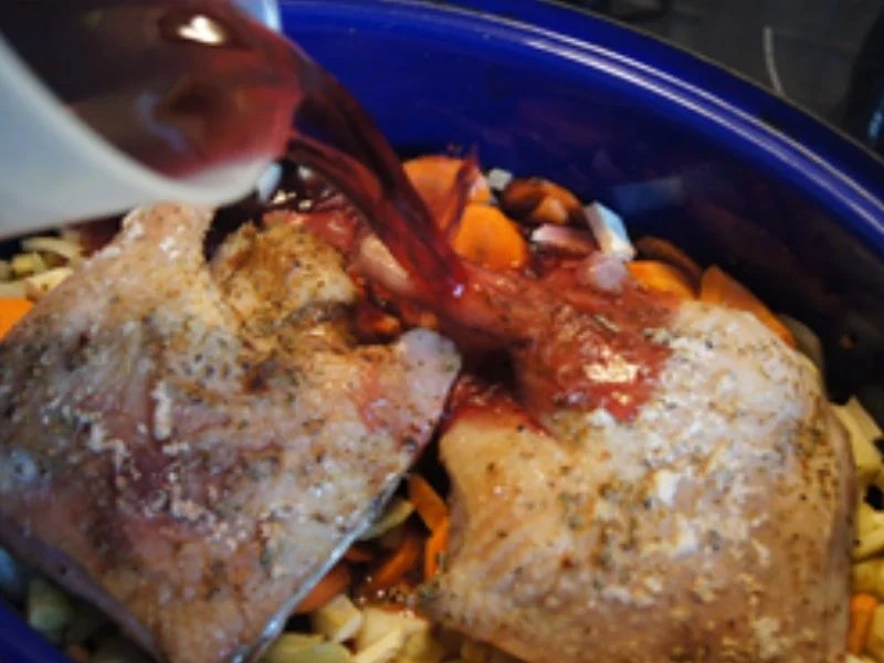 Knusprige Entenkeule mit Sauce, Rotkohl mit Mango und Böhmischen Knödeln - Rezept - Bild Nr. 5