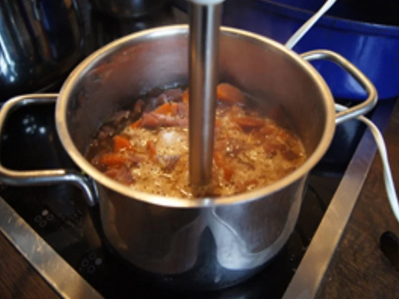 Knusprige Entenkeule mit Sauce, Rotkohl mit Mango und Böhmischen Knödeln - Rezept - Bild Nr. 8