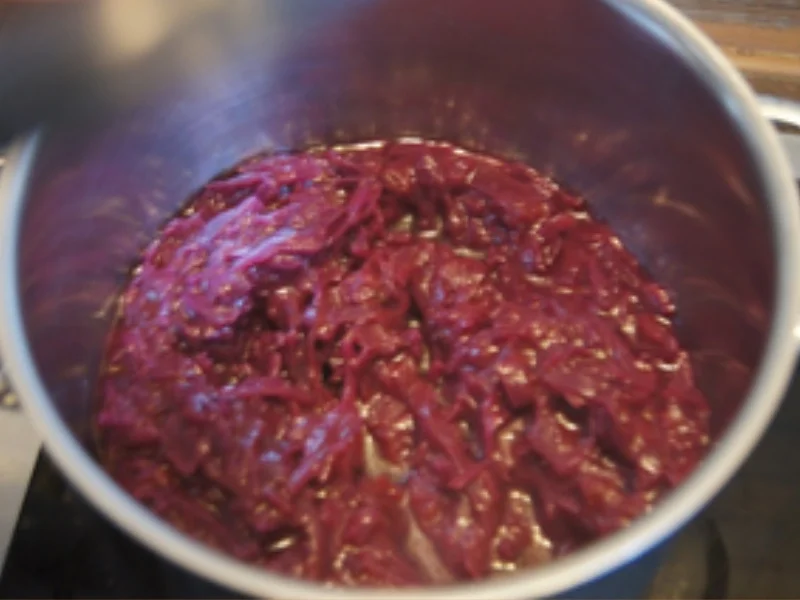 Knusprige Entenkeule mit Sauce, Rotkohl mit Mango und Böhmischen Knödeln - Rezept - Bild Nr. 9