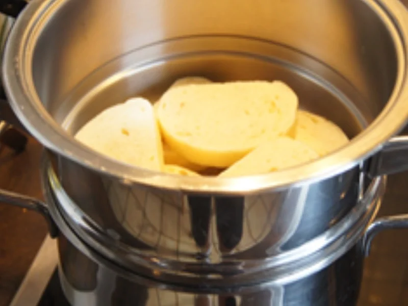 Knusprige Entenkeule mit Sauce, Rotkohl mit Mango und Böhmischen Knödeln - Rezept - Bild Nr. 10