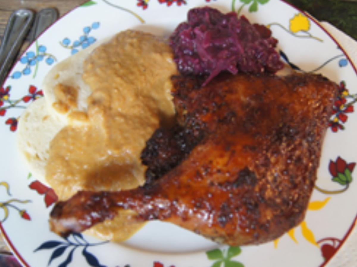 Knusprige Entenkeule mit Sauce, Rotkohl mit Mango und Böhmischen Knödeln Rezept kochbar.de