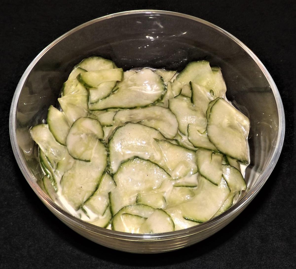Gurkensalat mit Wirsing-Schmelzkäse-Dressing - Rezept - Bild Nr. 2
