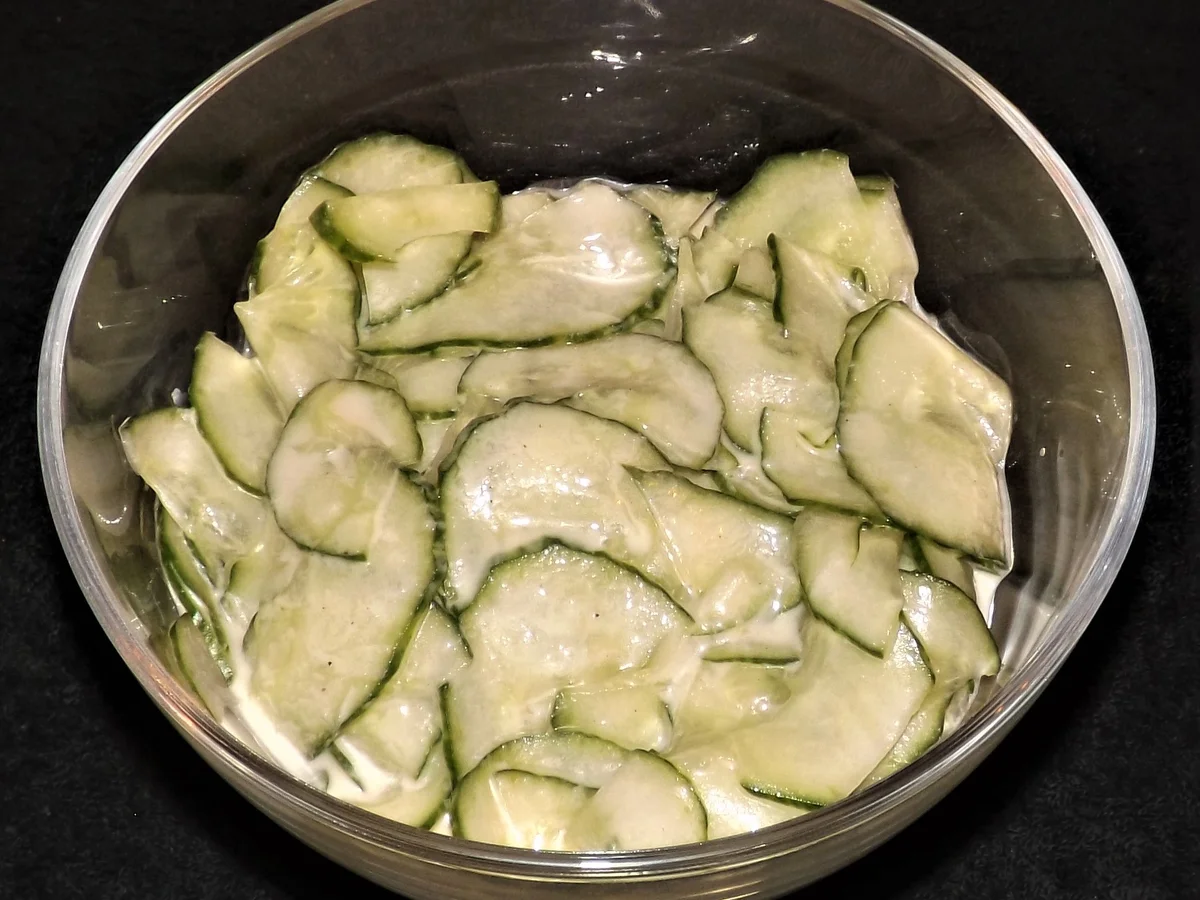 Gurkensalat mit Wirsing-Schmelzkäse-Dressing - Rezept - Bild Nr. 2