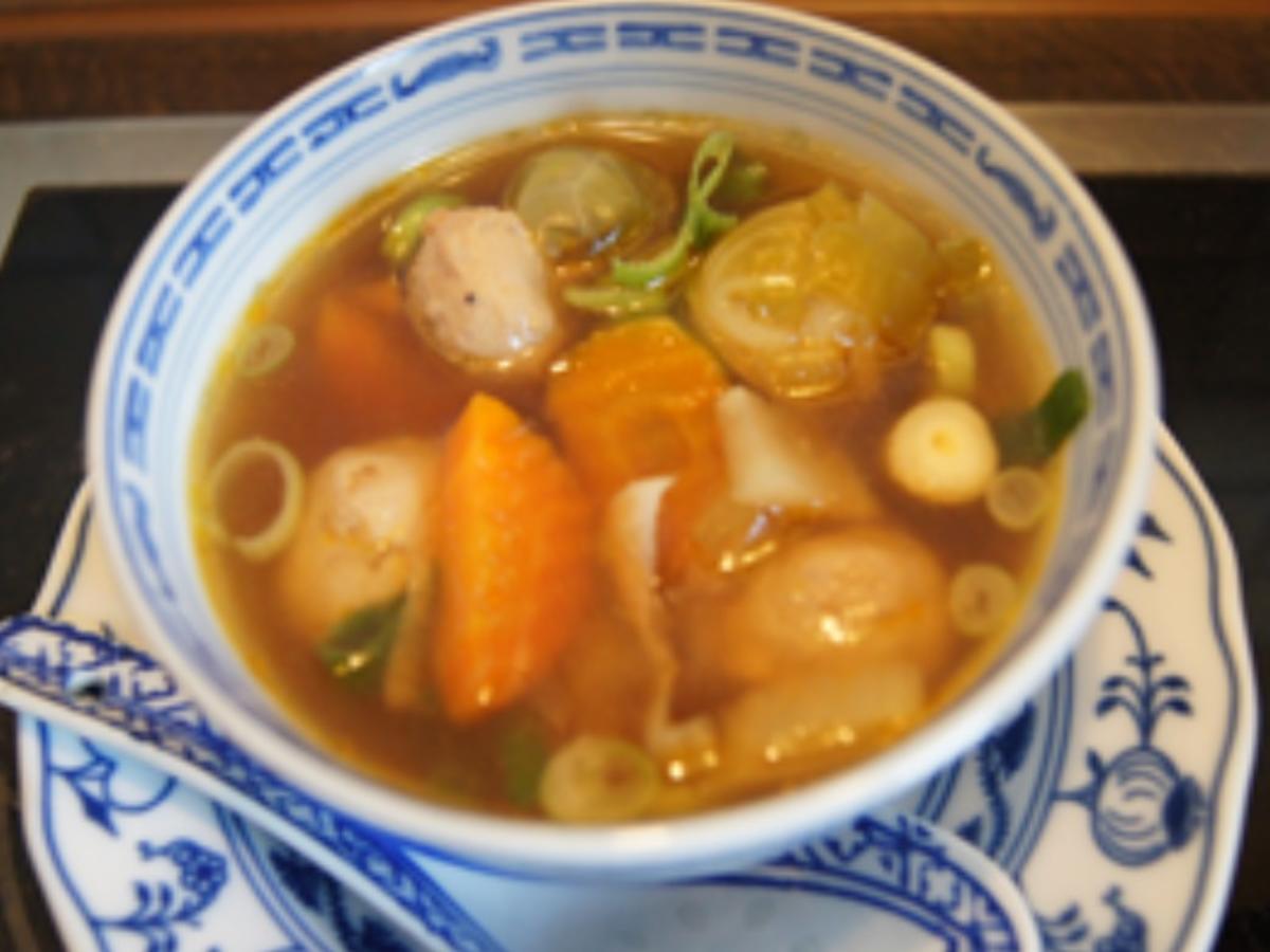 Asiatisch gewürzte Suppe mit gemischter Einlage - Rezept - kochbar.de