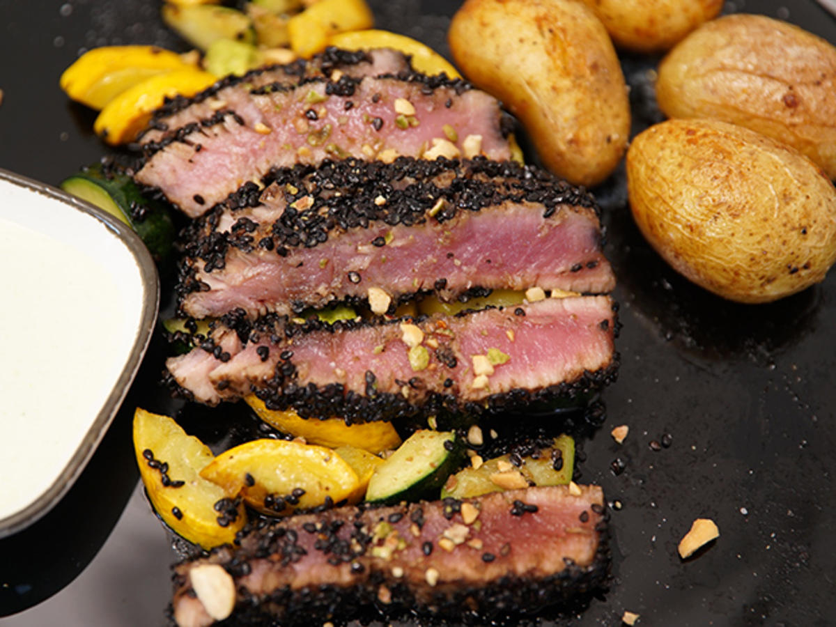 Thunfisch in Sesam und Teriyakisoße mit Zucchini und Kartoffeln ...