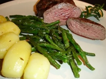 Lammhüftsteak zart gebraten mit grünen Bohnen - Rezept