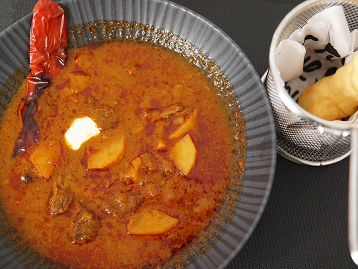 Ungarische Gulaschsuppe mit Lángos-Streifen - Rezept - Bild Nr. 14754