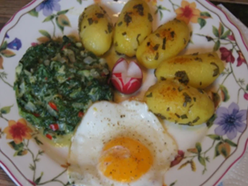 Würziger Rahm-Blattspinat mit Spiegelei und Salbei-Drillingen - Rezept - Bild Nr. 3