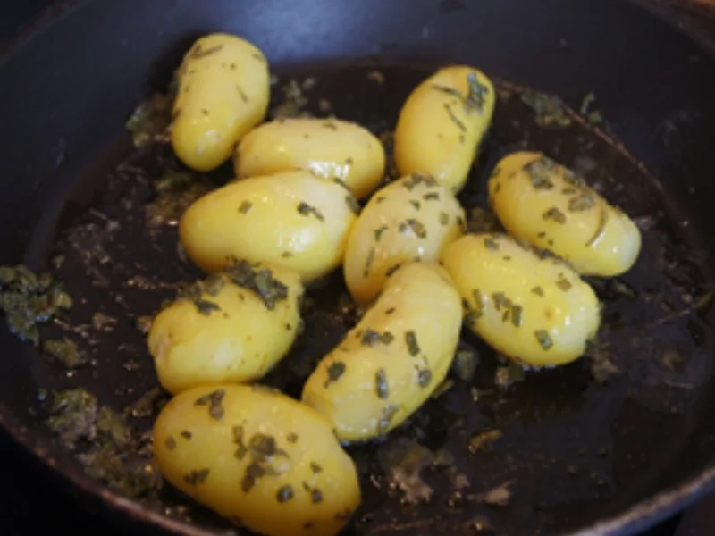 Würziger Rahm-Blattspinat mit Spiegelei und Salbei-Drillingen - Rezept - Bild Nr. 14