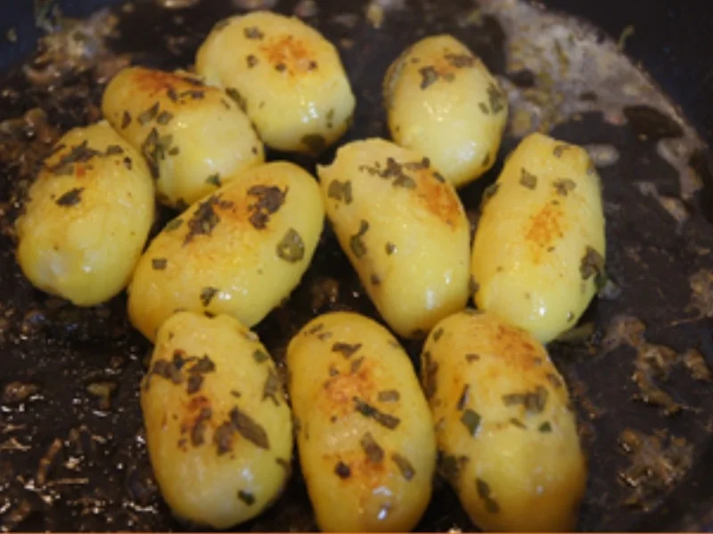 Würziger Rahm-Blattspinat mit Spiegelei und Salbei-Drillingen - Rezept - Bild Nr. 16