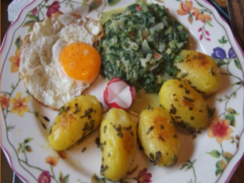Würziger Rahm-Blattspinat mit Spiegelei und Salbei-Drillingen - Rezept - Bild Nr. 17