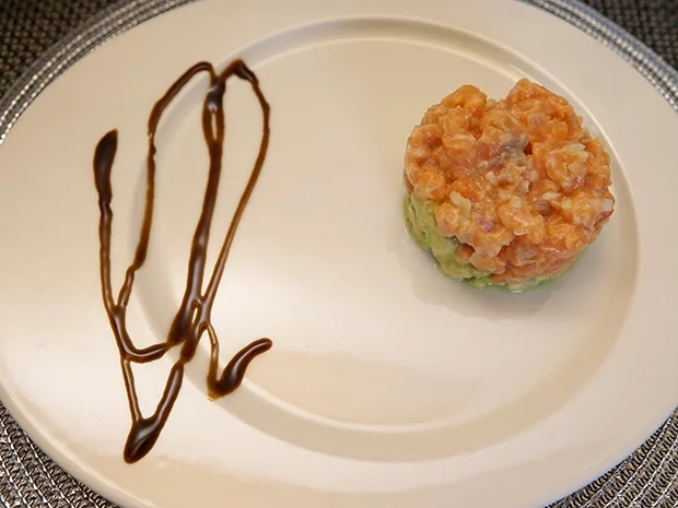 Lachstatar gebettet auf Avocado mit Baguette und Kräuterbutter - Rezept - Bild Nr. 14783