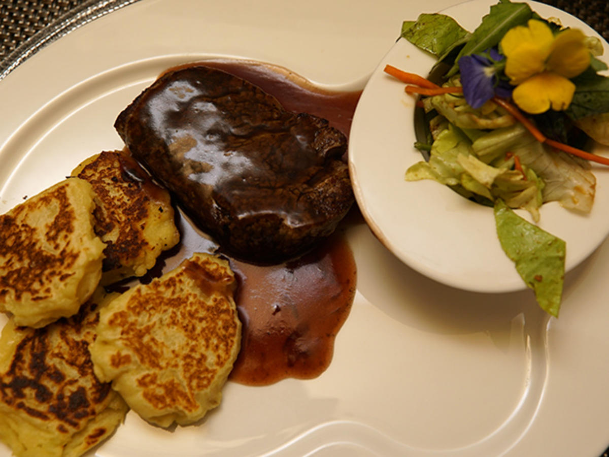 Rinderfilet mit Rotweinsauce und Kartoffelteig Plätzchen - Rezept - Bild Nr. 2