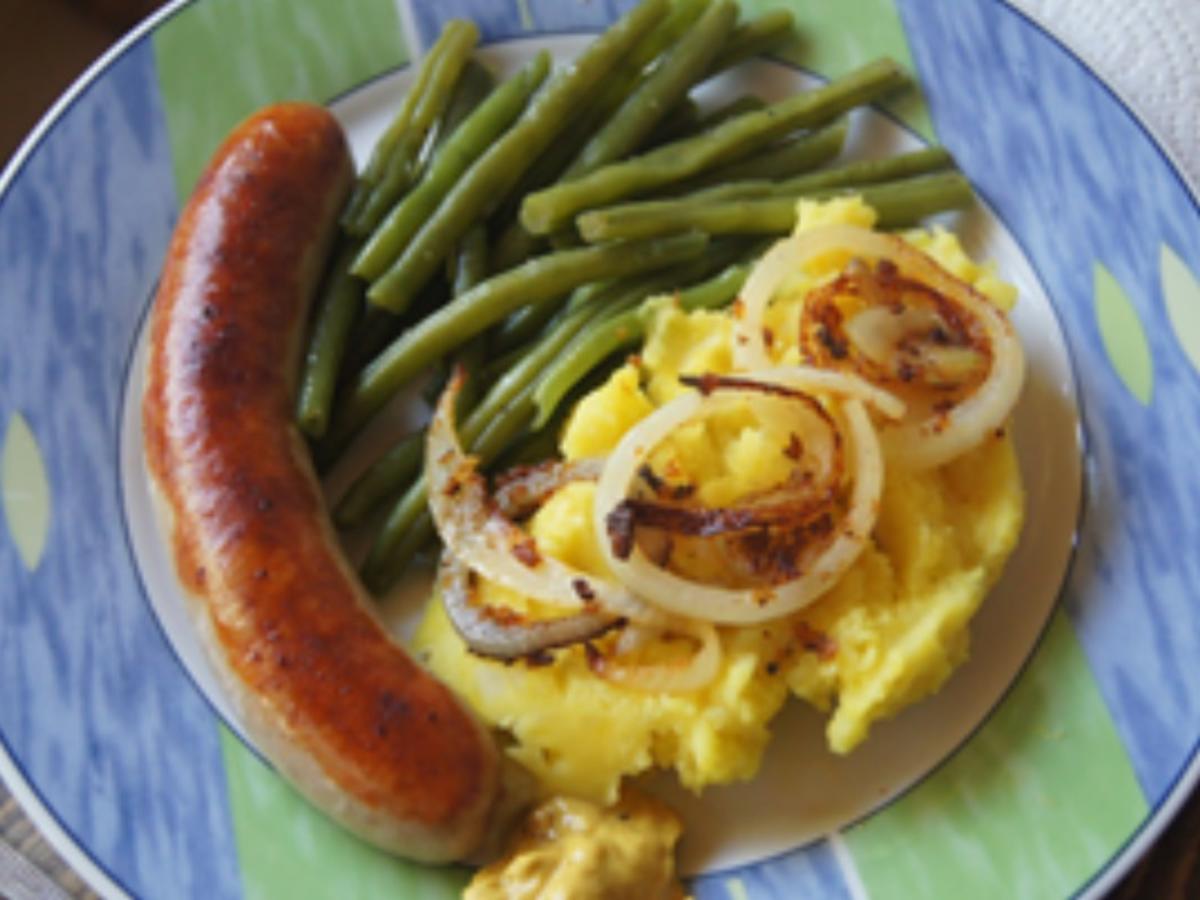 Feine Bratwurst mit Buschbohnen und Kartoffelstampf mit Röstzwiebeln ...