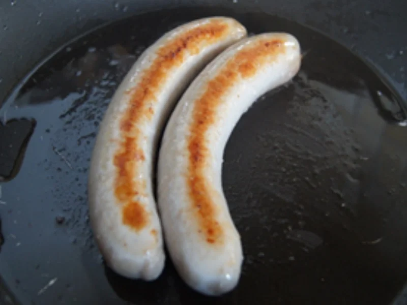 Feine Bratwurst mit Buschbohnen und Kartoffelstampf mit Röstzwiebeln - Rezept - Bild Nr. 5