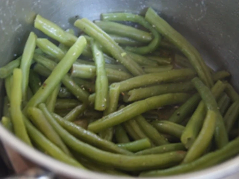 Feine Bratwurst mit Buschbohnen und Kartoffelstampf mit Röstzwiebeln - Rezept - Bild Nr. 8