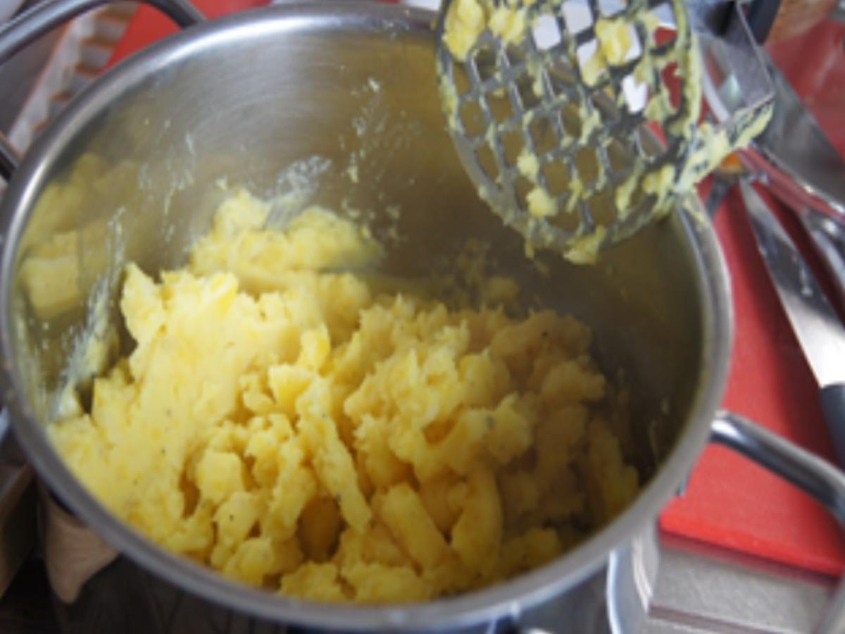 Feine Bratwurst mit Buschbohnen und Kartoffelstampf mit Röstzwiebeln - Rezept - Bild Nr. 12
