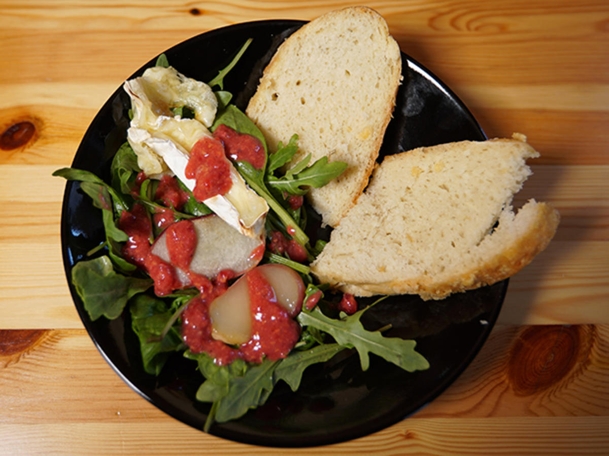 Rucola- und Spinatsalat mit angebackenem Camembert - Rezept - kochbar.de