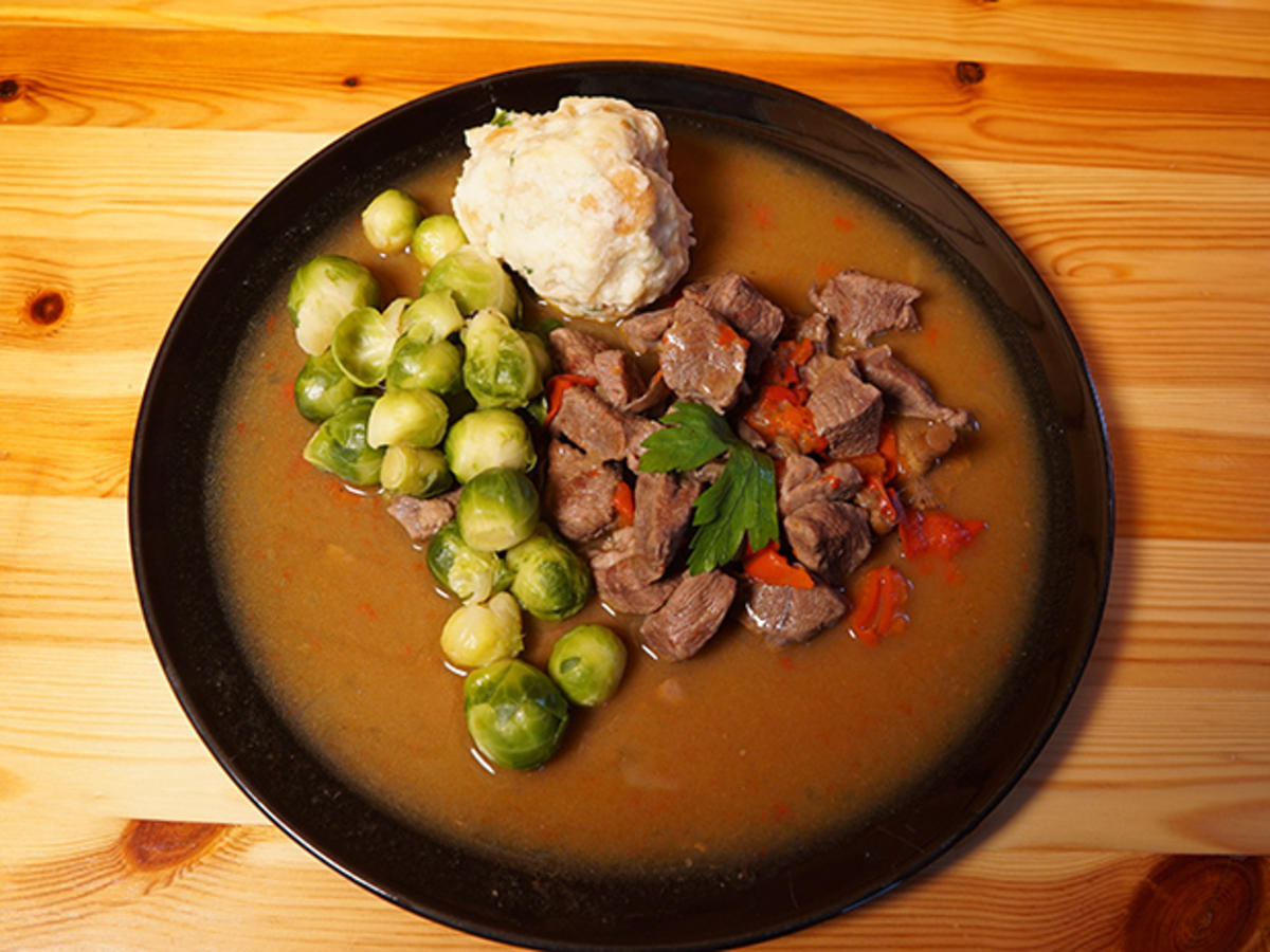 Wildschweingulasch mit Semmelknödel und Rosenkohl - Rezept - kochbar.de