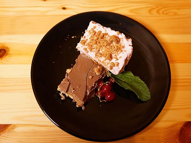 Rezept: Kalte Nusswürfel mit einer Erdbeertarte Bild Nr. 2 Kalte Nusswürfel mit einer Erdbeertarte - Rezept - Bild Nr. 2