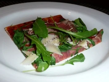 Pizza mit Parmaschinken und Rucola - Rezept